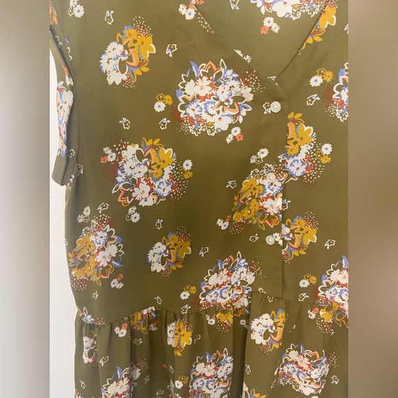 Women’s Loft Outlet Floral Print Green Short Sleeve Blouse Size Medium - Picture 9 of 11